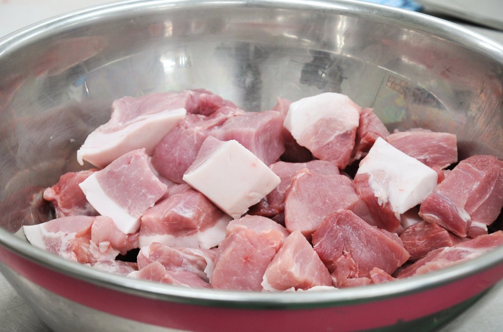 飯島畜産株式会社 大ぶりな豚肉がゴロゴロ！食べごたえ満点の「いばらき地養豚カレー」 | 生産者特集 | IBARAKI EXPORTS -  Selection of Japanese Foods -