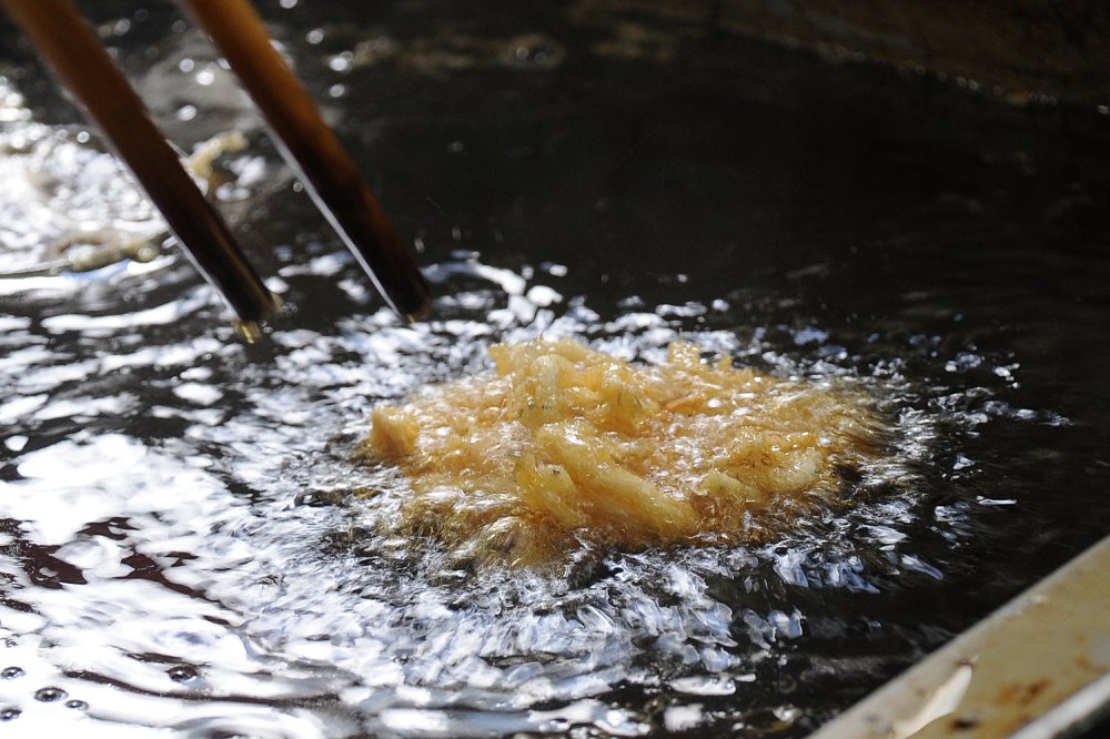 白魚天ぷらを揚げる